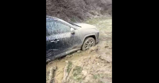 VIDEO 🎦 Turiști blocați în noroi, pe drumul spre Muntele de Sare, după ce au urmat indicațiile unei aplicații de navigare