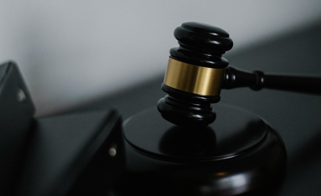 Fost director executiv al DSP Braşov, trimis în judecată pentru că a prevenit reprezentanţi ai Spitalului Judeţean în legătură cu desfăşurarea unor controale