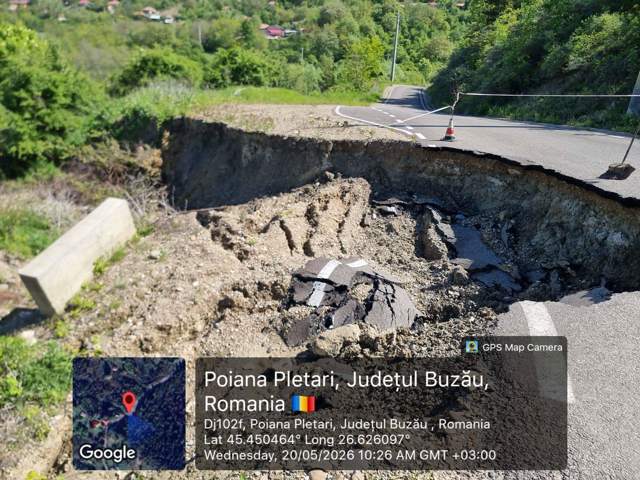 Mai multe gospodării ar putea fi izolate după ce drumurile au fost afectate de alunecările de teren produse în urma ploilor abundente