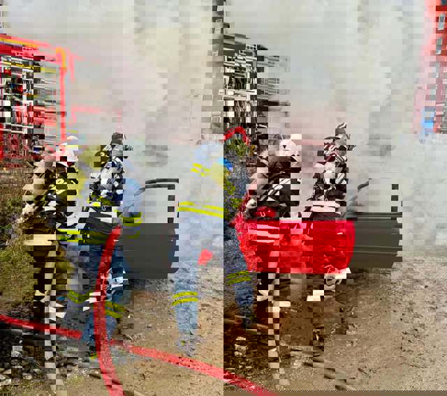 Tânăr arestat preventiv după ce a incendiat un autoturism. Băiatul răspunsese unei provocări din mediul online