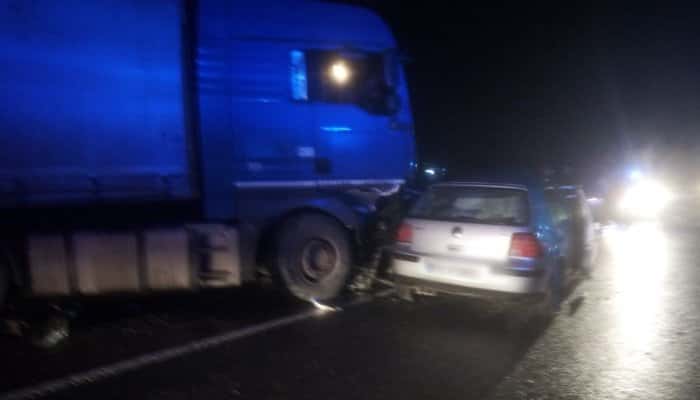 Două victime, din care una încarcerată, după ce un autoturism a fost spulberat de TIR, azi-noapte, aproape de Ploiești
