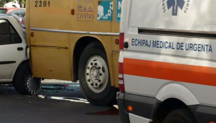 Un autobuz şi un autoturism au fost implicate într-un accident, pe podul de la Gara de Sud din Ploieşti