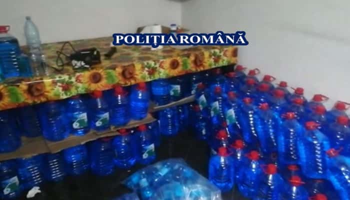 VIDEO | Un nou scandal al dezinfectanţilor contrafăcuţi, în plină pandemie de coronavirus. Percheziţii în Prahova, Argeş, Ilfov şi Bucureşti