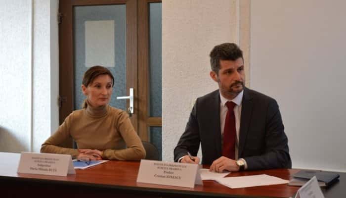 Prefectul de Prahova încearcă să-și scoată basma curată subprefectul, după ce Mihaela Duță a recunoscut că fiica sa va primi bani de la stat pentru a caza oameni carantinați