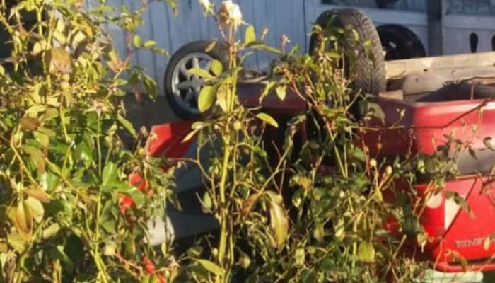 Un șofer beat s-a răsturnat cu mașina, azi-noapte, în curtea unui imobil din Ploiești