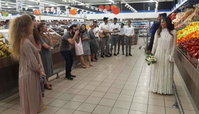 Nuntă în supermarket. Cum au fentat doi tineri interdicţiile impuse pe timp de pandemie