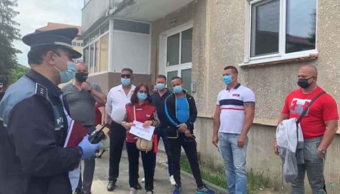 Protest în faţa DSP Vâlcea, din cauza condiţiilor din Spitalul Horezu, dedicat cazurilor de COVID-19