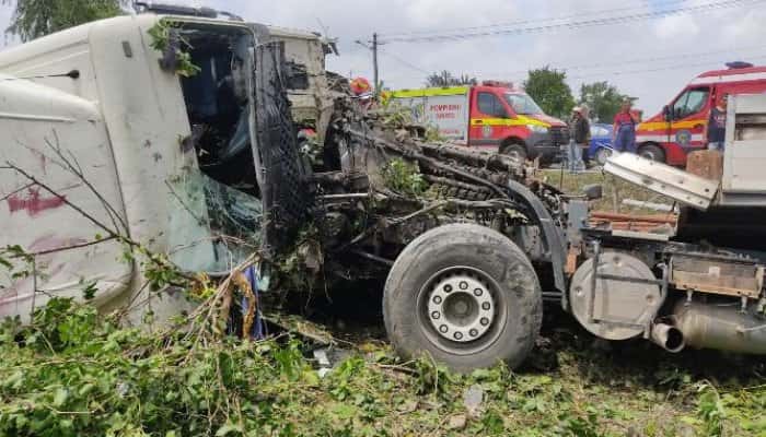 UPDATE | TIR plin cu fier implicat într-un accident, la Berceni. A fost solicitată intervenția elicopterului SMURD