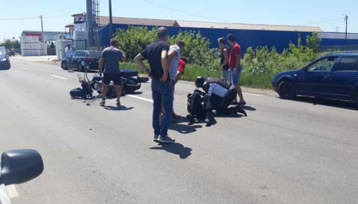 FOTO | Motociclist rănit, în Blejoi, după ce a încercat să evite o maşină care a frânat şi a intrat în alta de pe contrasens