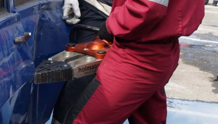 Cisternă cu 32 de tone de kerosen răsturnată pe centura municipiului Ploieşti. O persoană a rămas încarcerată
