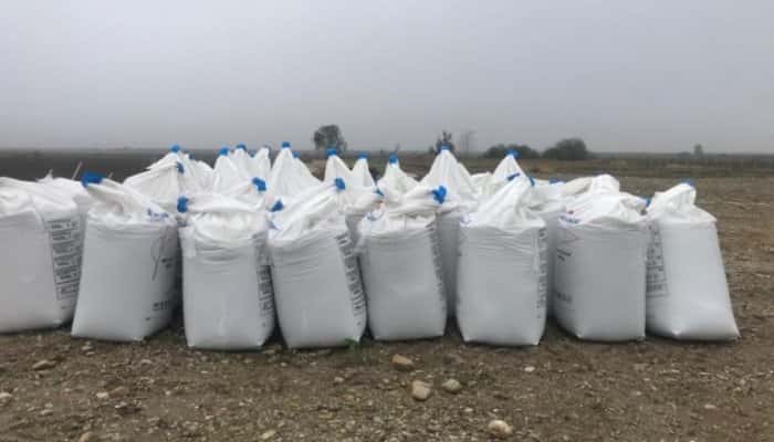 Aproape 23 de tone de îngrăşăminte chimice depozitate necorespunzător au fost confiscate de poliţişti