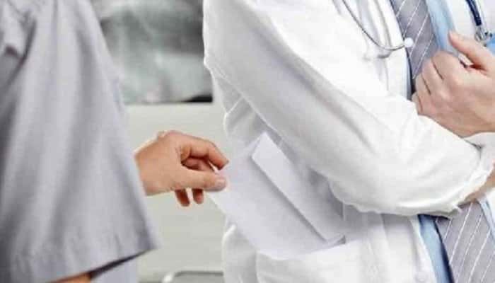 Medic ginecolog prins în flagrant în timp ce lua mită
