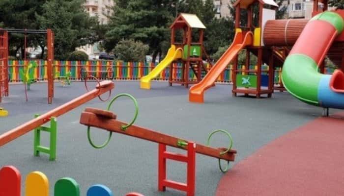 Băiețel de nici 5 ani bătut de alți copii, într-un parc din București, pentru că nu purta mască
