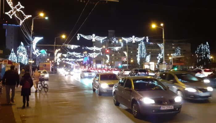VIDEO şi FOTO | Mii de ploieşteni au asistat la aprinderea luminiţelor de Crăciun. Vezi cum a fost împodobit oraşul!