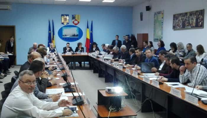 VIDEO | Lucrări de consolidare a unor drumuri, abandonate de Consiliul Judeţean Prahova. Buget "rostogolit" de la un an la altul