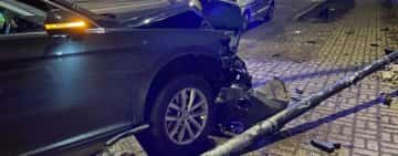Un autoturism a rupt un semafor și s-a înfipt într-un stâlp, pe strada Tudor Vladimirescu din Alba Iulia