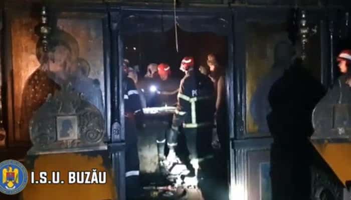 VIDEO | Altarul bisericii din Vispești, mistuit de flăcări