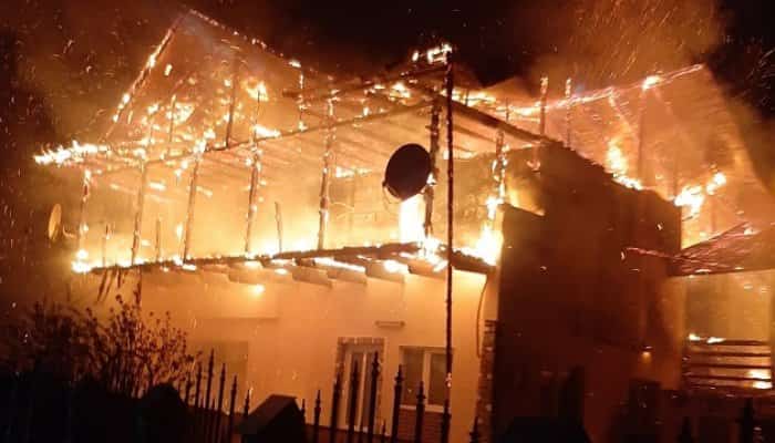 O casă a ars ca o torță, sâmbătă seară, la Sângeru