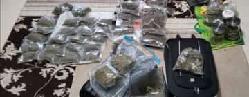 Doi suspecţi reţinuţi pentru trafic de droguri, după ce la percheziţie au fost găsite aproape 4 kilograme de cannabis