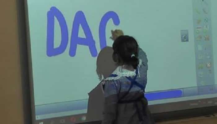 128 de table interactive ajung în școlile din Prahova eligibile pentru Proiectul ROSE
