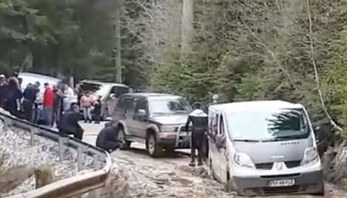 VIDEO | Zeci de mașini blocate în nămol, în zona cabanei Bolboci
