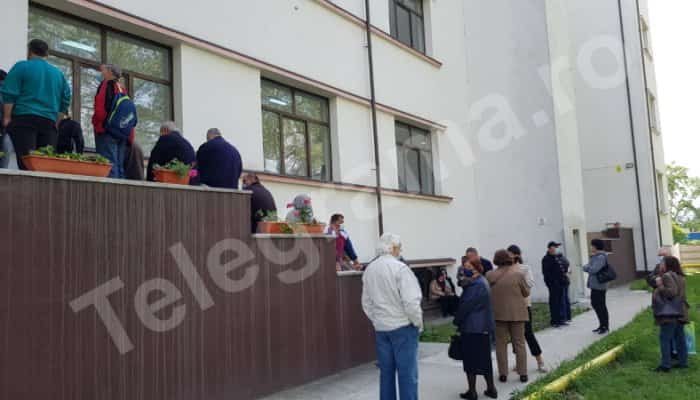 FOTO | Cozi la centrele de vaccinare, după ce platforma informatică a "căzut"