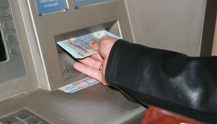 Un bărbat din Târgșoru Vechi a fost dat exemplu de polițiști după ce a predat banii găsiți în fanta unui bancomat din Ploiești