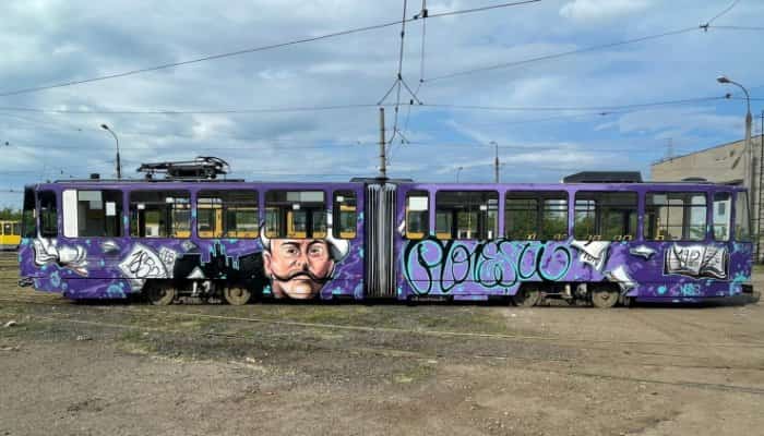 GALERIE FOTO | Primăria Ploieşti a îmbrăţişat ideea de tramvaie personalizate. Cum arată tramvaiul dedicat lui Caragiale