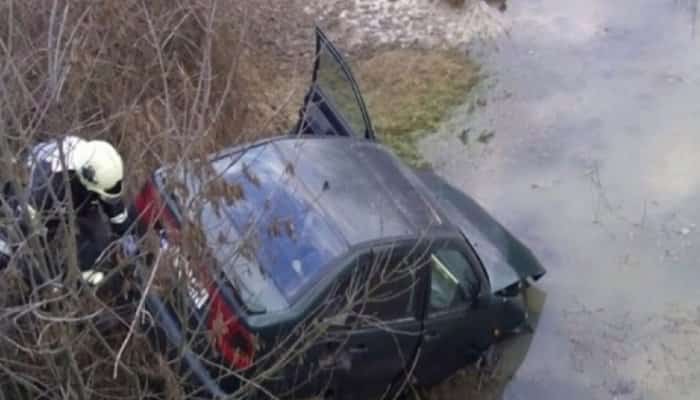 O maşină a plonjat în gol metri buni, oprindu-se într-un pârâu