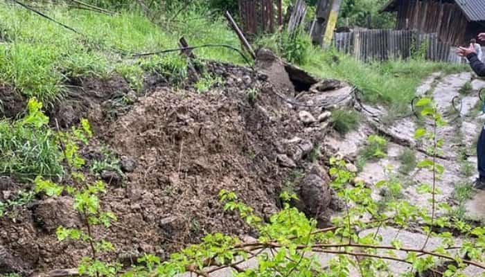 DÂMBOVIȚA: O alunecare de teren produsă din cauza ploilor a distrus drumul și amenință mai multe locuințe
