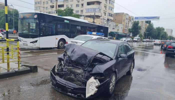 Un șofer drogat a lovit 15 mașini și un tramvai 