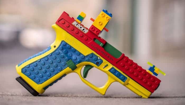 O companie din Statele Unite care vinde arme a atras un val de critici după ce a prezentat un pistol care arată ca o jucărie LEGO