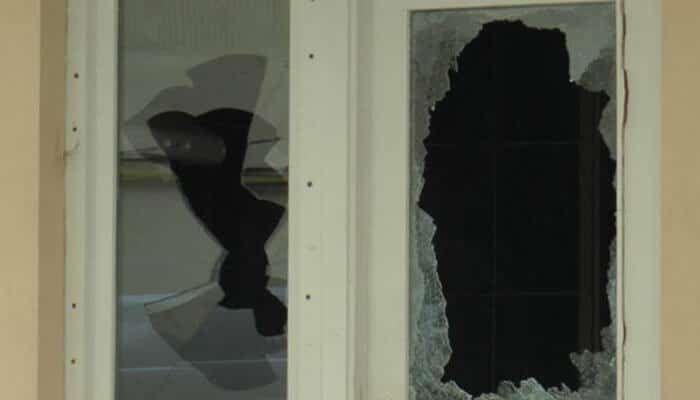 Un bărbat a spart geamurile locuintei tatalui sau, dupa o betie cu un amic