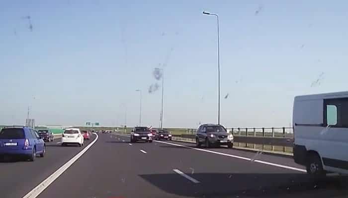 VIDEO – Trei șoferi au rămas fără permis, deja, după imaginile ireale cu mașini circulând pe contrasens, pe A2