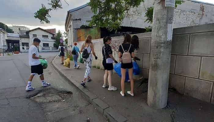 Peste 100 de activisti au strans zeci de saci de gunoi, din centrul Ploiestiului