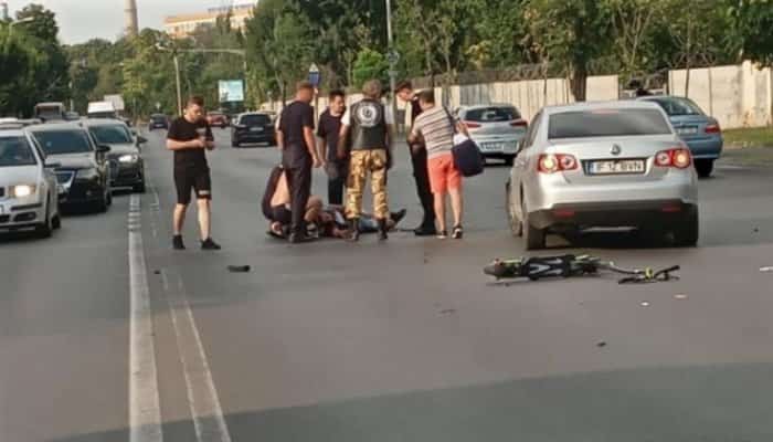 Un tânăr aflat pe o trotinetă electrică a murit, în Bucureşti, după ce s-ar fi șicanat în trafic cu un motociclist