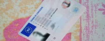 Un român a plătit 1.600 de euro pentru o poză cu un permis de conducere pe care le-a arătat-o polițiștilor, la control