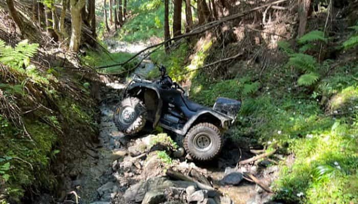 Alertă în Bucegi, după ce ATV-ul unor turiști dispăruți de vineri seară a fost găsit într-o râpă
