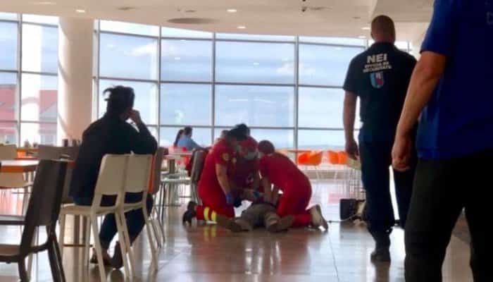 Un bătrân a murit înecat cu mâncare, într-un mall, în timp ce oamenii din jur filmau