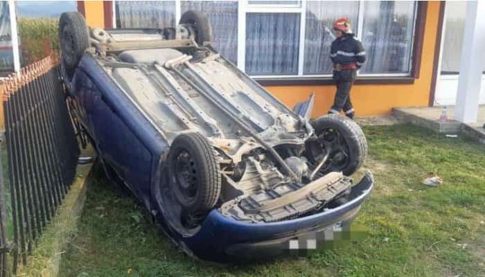 O şoferiţă s-a răsturnat cu maşina în curtea unei case 