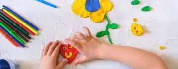 Învață prin artă! 5 beneficii ale jocului cu plastilină pentru dezvoltarea copilului tău
