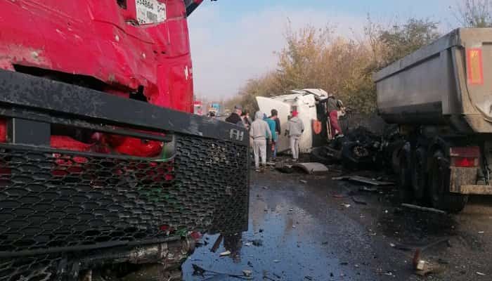 Cinci persoane rănite după impactul dintre două camioane și un autoturism, pe DN 1A
