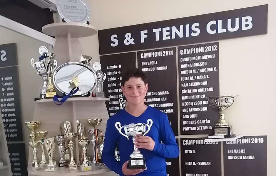 Cu zeci de trofee obținute, deși are doar 12 ani, prahoveanul Eric Niţă deschide o nouă listă a campionilor în tenis