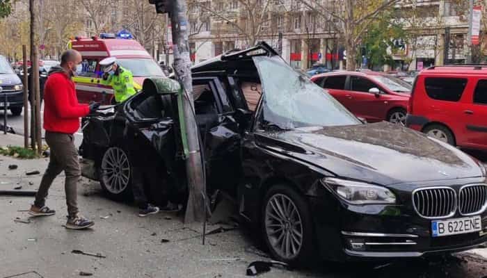 Bărbat băut și drogat, a intrat cu mașina într-un stâlp, în centrul Bucureștiului