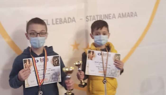 Podium pentru şahiştii Alexandru Constantinescu şi Vladimir Boştină la Cupa Satori Art Slobozia!   