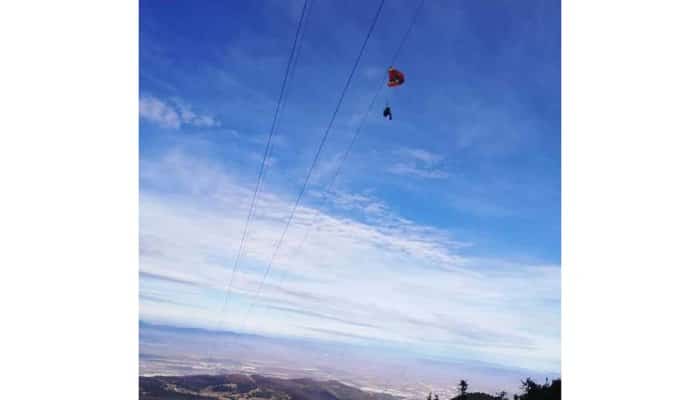 Un parapantist a rămas agățat în cablurile telecabinei mici din Poiana Brașov 