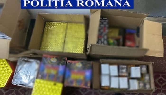 Peste jumătate de tonă de articole pirotehnice descoperite într-o locuință din Prahova