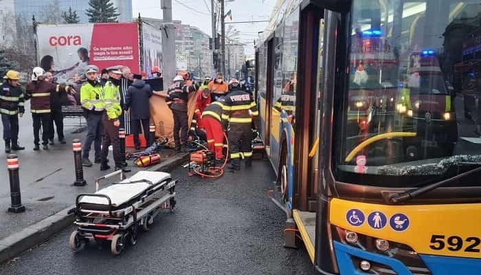 Accident mortal! Bătrân lovit de troleibuz, în centrul Ploieștiului