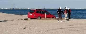 Șofer, amendat cu 10.000 de lei după ce a intrat cu autoturismul pe o plajă