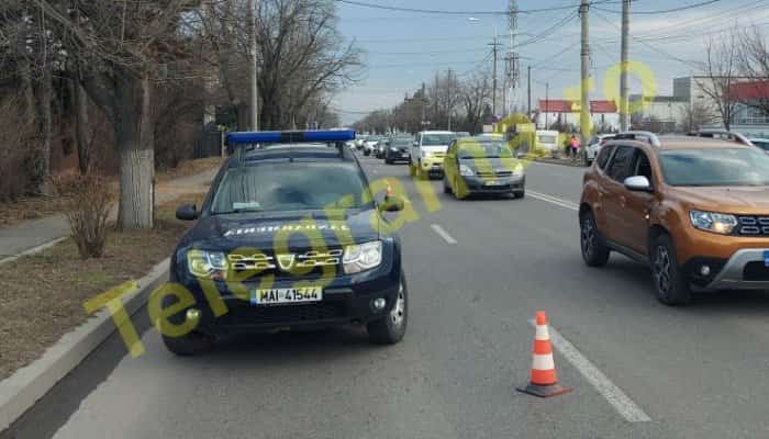 VIDEO | Trafic îngreunat la ieşirea spre Ploiesti Shopping City, după o deversare de produse petroliere